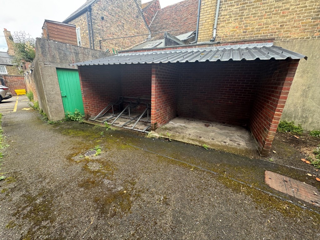 Lot: 42 - FREEHOLD PREMISES IN CENTRAL LOCATION WITH PARKING - Bike shed